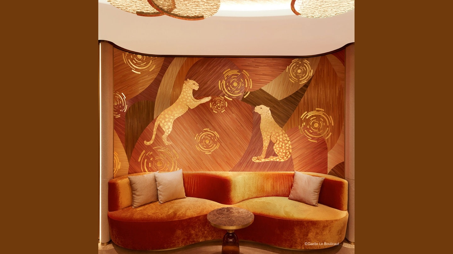 Renovation of the Cartier boutique in Geneva by Moinard & Betaille for which we created sun-themed straw marquetry panels as well as a wall decoration with gold leaf inserts .