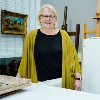 Inge Herold, Leiterin des Bereich Sammlung und Wissenschaft sowie stellvertretende Direktorin der Kunsthalle Mannheim, steht in der Werkstatt.