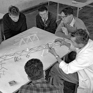 Konrad Wachsmann erläutert Studierenden 1956 die Entwicklung eines Trägers