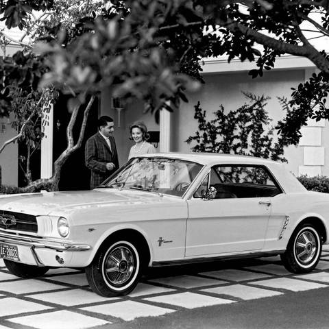 Der neue Ford Mustang, der am 17. April 1964 auf der New Yorker Weltausstellung der Öffentlichkeit vorgestellt wurde (Foto: IMAGO, imago images / UIG)