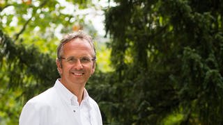 Prof. Dr. med. Andreas Michalsen ist Chefarzt der Abteilung Naturheilkunde am Immanuel Krankenhaus Berlin und Inhaber der Stiftungsprofessur für Naturheilkunde der Charité-Universitätsmedizin Berlin. 