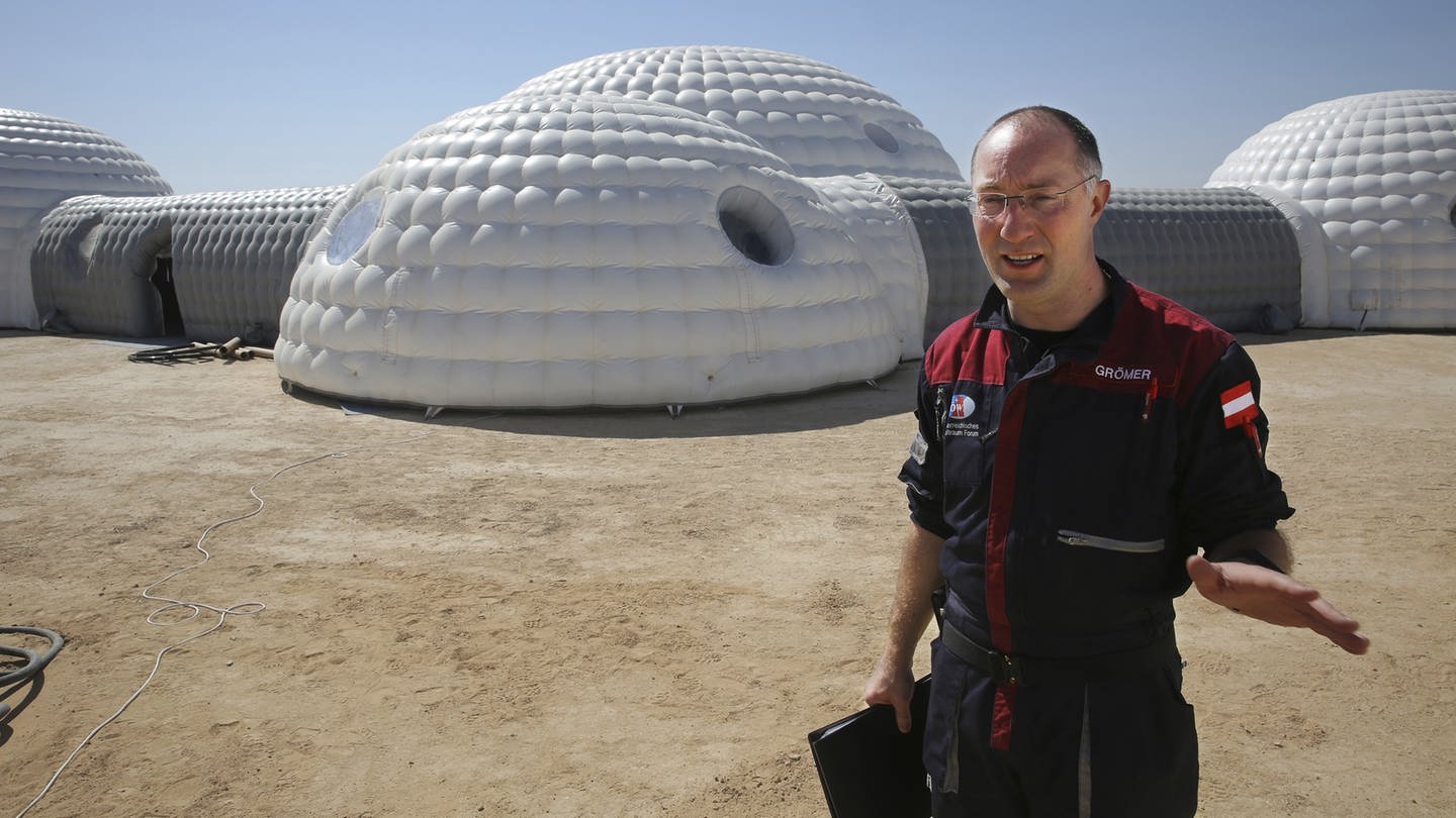 Gernot Grömer in der Dhofar-Wüste im Oman