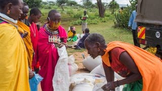 Lebensmittelverteilung an Massai-Frauen
