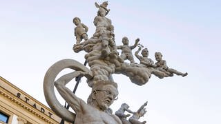 Schwäbische Laokoon-S-21-Skulptur vor dem Stadtpalais Stuttgart. Herzstück des Satire-Kunstwerks ist Winfried Kretschmann, angelehnt an Laocoon aus der griechischen Mythologie. 