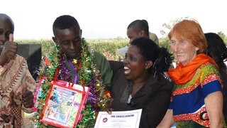 Ruth Paulig & Jimmy Kilonzi von "Promoting Africa" Verein, der der junge Menschen mit einer Ausbildung unterstützt