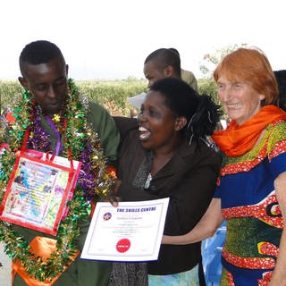 Ruth Paulig & Jimmy Kilonzi von "Promoting Africa" Verein, der der junge Menschen mit einer Ausbildung unterstützt