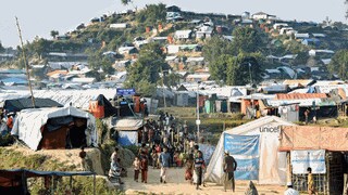 Das am 25. November 2017 aufgenommene Foto zeigt Menschen in einem Rohingya-Flüchtlingslager in der Nähe von Cox's Bazar in Bangladesch.