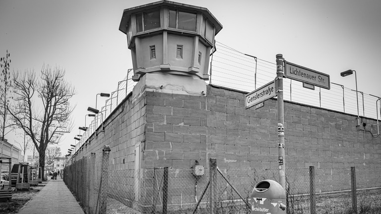 Berlin Lichtenberg OT Hohenschönhausen, Gedenkstätte, ehemaliges Stasigefängnis; das ehemalige Sperrgebiet rund um das Gefängnis mit Infotafeln Berlin 