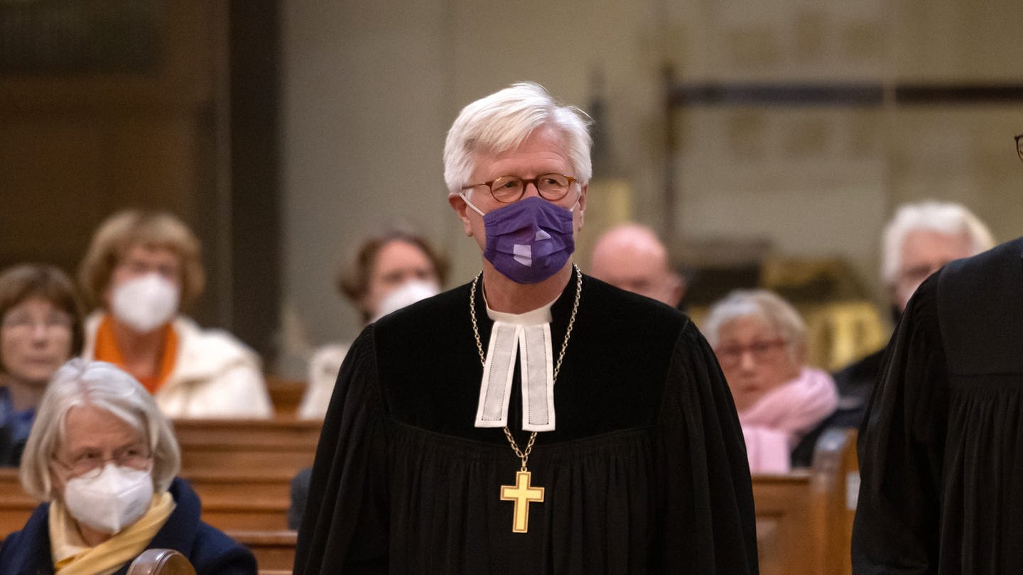 Der EKD-Vorsitzende Heinrich Bedford-Strohm kommt in die Kirche zum Gottesdienst mit Maske