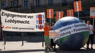 Engagement vor Lobbymacht  Aktion vor der Staatskanzlei in Wiesbaden nach 333 Tagen ohne Gemeinnützigkeit 