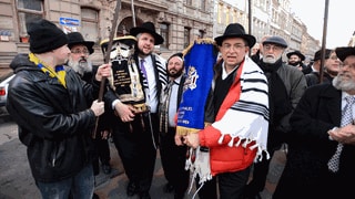 Feierliche Einweihung der Thorarolle in Fürth am 2. Dezember 2013, hier auf dem Weg in die Synagoge in der Hallemannstraße. Leonard Wien mit roter Jacke, daneben links Steve Karro und Rabbiner Dieter Geballe.