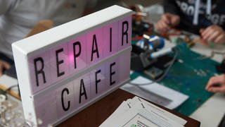 Im Repair-Cafe werden Elektrogeräte repariert