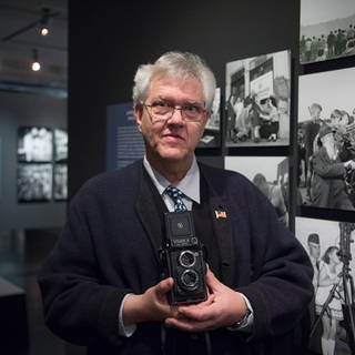 Dr. John Provan, Technikhistoriker, steht in der Ausstellung "Little America. Leben in der Militär-Community in Deutschland"