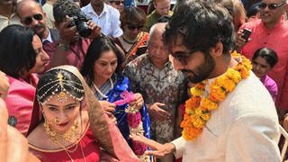 Indische Hochzeit: Das Brautpaar Suryakant und Surabi vor dem Pundit