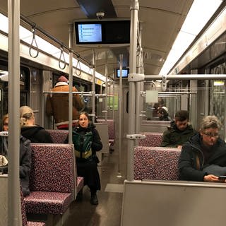 Fahrgäste in einer Berliner U-Bahn, die sehr weit auseinander sitzen