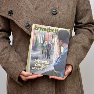 Zeuge Jehovas mit Broschüre Erwachet