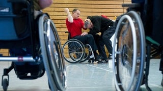 Behinderte im Rollstuhl beim Kampfsport