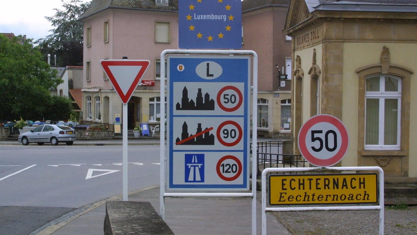Ortseingangsschild von Echternach, Luxemburg