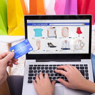 Ein Pärchen macht Online-Shopping