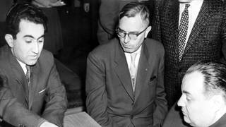 Der niederländische Schachgroßmeister und Weltmeister von 1935, Max Euwe (Mitte)