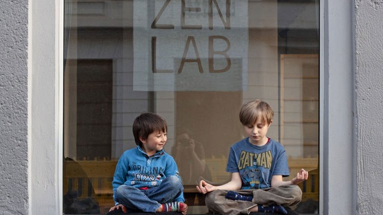 Meditation kennt keine Altersfreigabe: zwei junge Zen-Adepten vor dem ZenLab in Leipzig 
