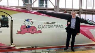 Redakteur Harald Kirchner vor dem japanischen Hochgeschwindigkeitszug „Shinkansen“