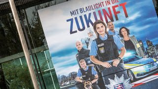 Werbeplakat für die hessische Polizei vor dem Polizeipräsidium Frankfurt am Main 2020