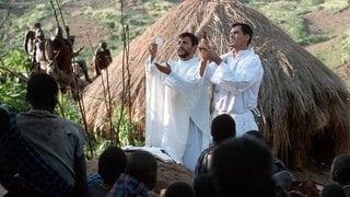 Katholische Missionare während einer Messe in einem Dorf der Kachipo im Sudan