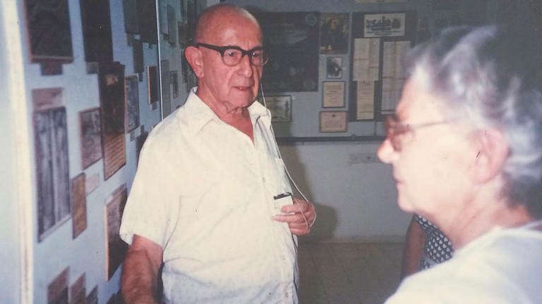 Israel Shiloni spricht in seinem Jeckes Museum in Nahariya mit einer Besucherin