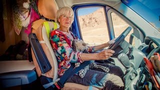 Gisela in ihrem Van in Marokko