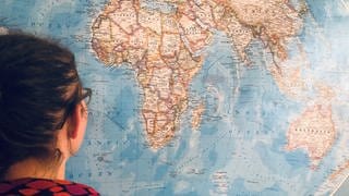 Eine Sozialarbeiterin der Fachberatungsstelle FreiJa in Kehl zeigt auf einer Landkarte die Herkunftsländer der Betroffenen von Zwangsprostitution, die sie in Deutschland unterstützt 