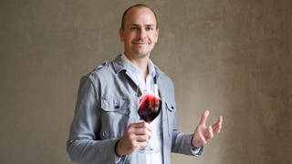 Konstantin Baum mit Weinglas