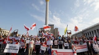 Demonstranten in Kiew, Weißrussland, auf einem Platz mit weiß-roten Fahnen