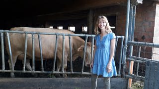 Selina Blaser im Emmental bei ihren Kühen