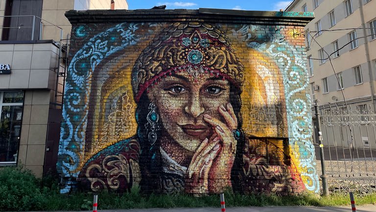 Auf dem Bild ist die Streetart in Kasan, Hauptstadt der Republik Tatarstan zu sehen. Rund die Hälfte der Bevölkerung sind tatarische Muslime. Tatarisch ist neben dem Russischen hier auch Amtssprache.