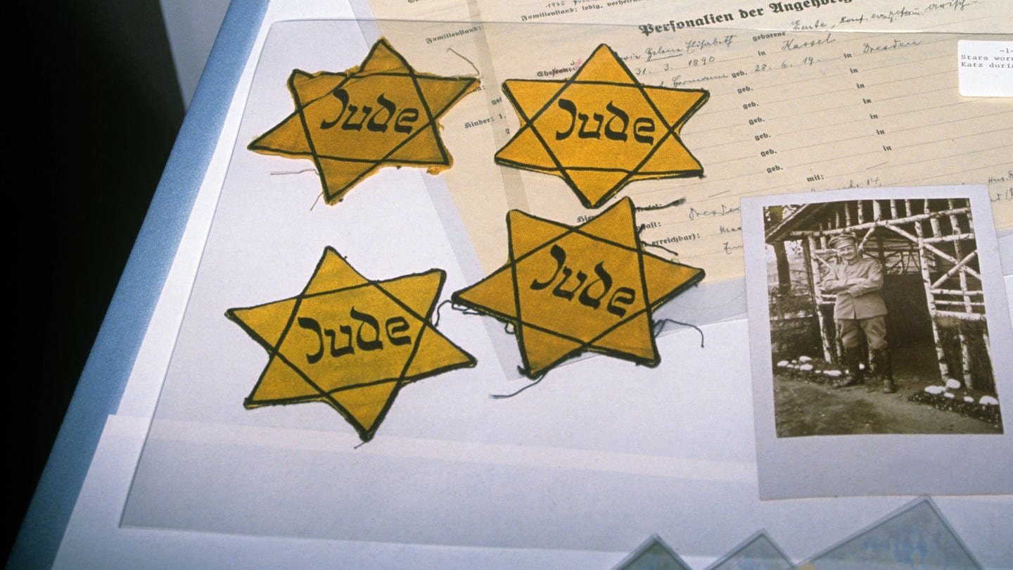 Im Holocaust Museum in Washington werden am 13.03.1990 Judensterne und Dokumente aus dem Dritten Reich ausgestellt.