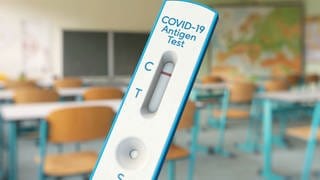 Testpflicht in Schulen. Negativer Corona-Antigen-Test vor Klassenzimmer. 