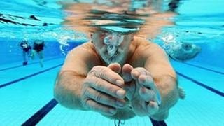 Schwimmer im Hallenbad unter Wasser