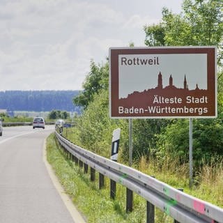 Hinweisschild an der Autobahn Neckertal weist auf die älteste Stadt in Baden-Württemberg: Rottweil 