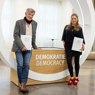 Peter Erwin Jansen von der Hochschule Koblenz und Inka Engel von der Universität Koblenz nehmen an der Vorstellung Ergebnisse Projekt zu Auseinandersetzung mit dem Nationalsozialismus im Mainzer Landtag teil.