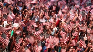 Ein Meer an US-Fahnen während einer Wahlkampfveranstaltung von Hilary Clinton 2016