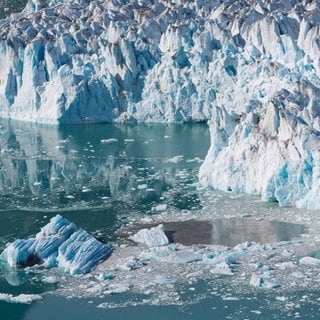 Eisbrocken brechen aus der Gletscherkante des Knud Rasmussen Gletscher