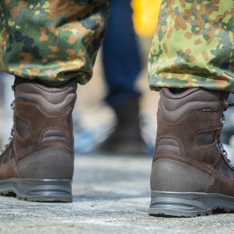 Beine eines Bundeswehrsoldaten in Uniform (Foto: IMAGO, IMAGO / Sylvio Dittrich)
