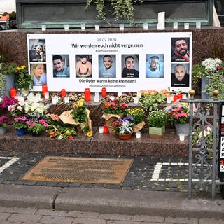 Terroranschlag von Hanau: Bilder der Opfer am Brüder-Grimm-Denkmal auf dem Marktplatz