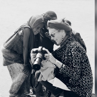 Désirée von Trotha zeigt zwei Kindern Fotos auf einer Fotokamera