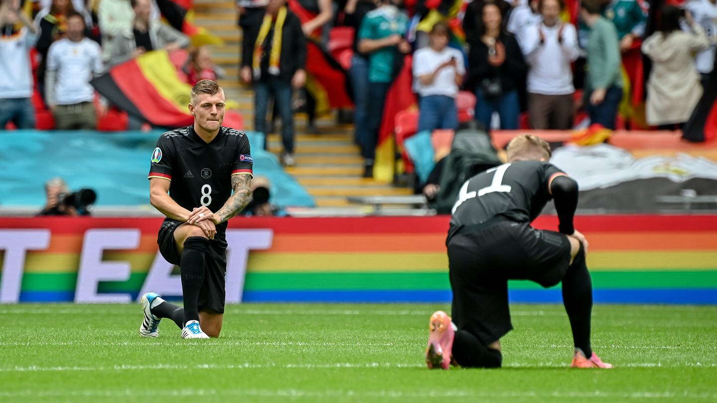 Die Deutsche Fußballnationalmannschaft ging vor dem Achtelfinalspiel gegen England auf die Knie.