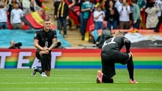 Die Deutsche Fußballnationalmannschaft ging vor dem Achtelfinalspiel gegen England auf die Knie. 