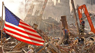 Städtische Such- und Rettungsteams suchen nach Überlebenden in den Trümmern des World Trade Center nach einem großen Terroranschlag, der die „Twin Towers“ zerstörte und mit 2.606 Todesopfern der tödlichste Anschlag auf US-amerikanischen Boden ist.