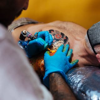 Sind bunte Tattoos bald Geschichte?