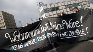 Demonstration von Mieterorganisationen und politischen Initiativen gegen hohe steigende Mieten, teure Modernisierungen, Gentrifizierung, Verdrängung und Zwangsräumungen in Berlin. 